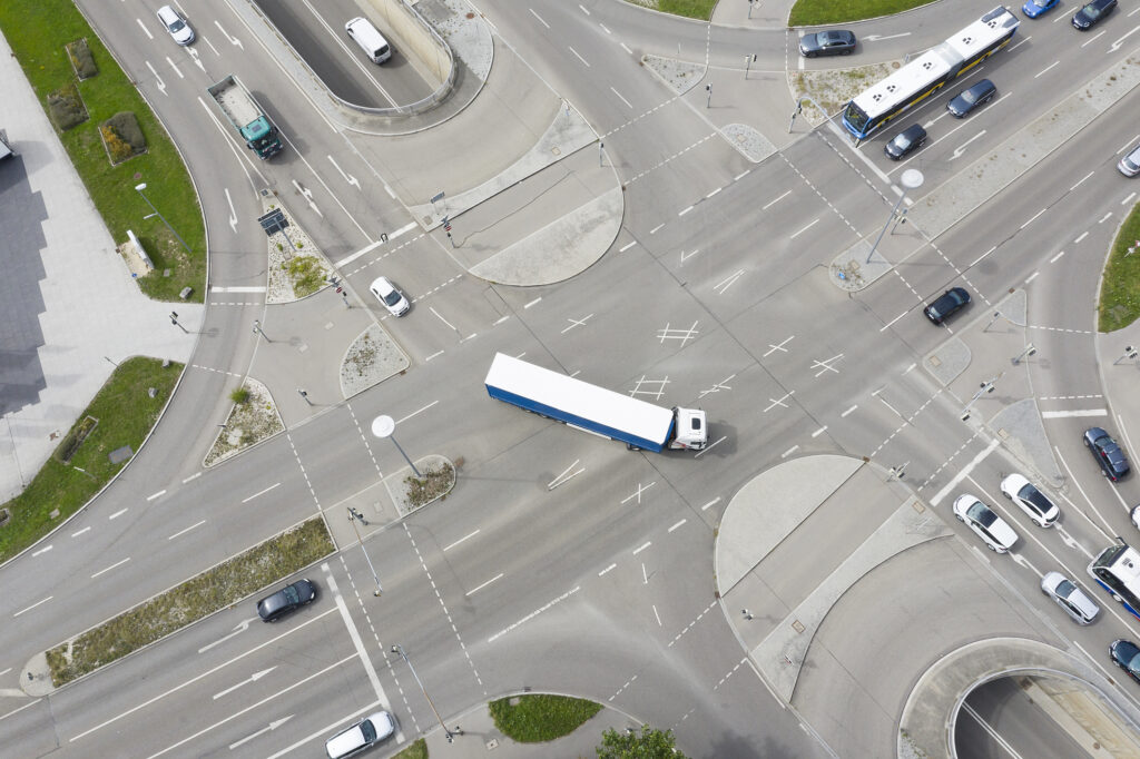 Semi truck turning in the middle of a large intersection - How do lawyers investigate jackknife truck accidents?