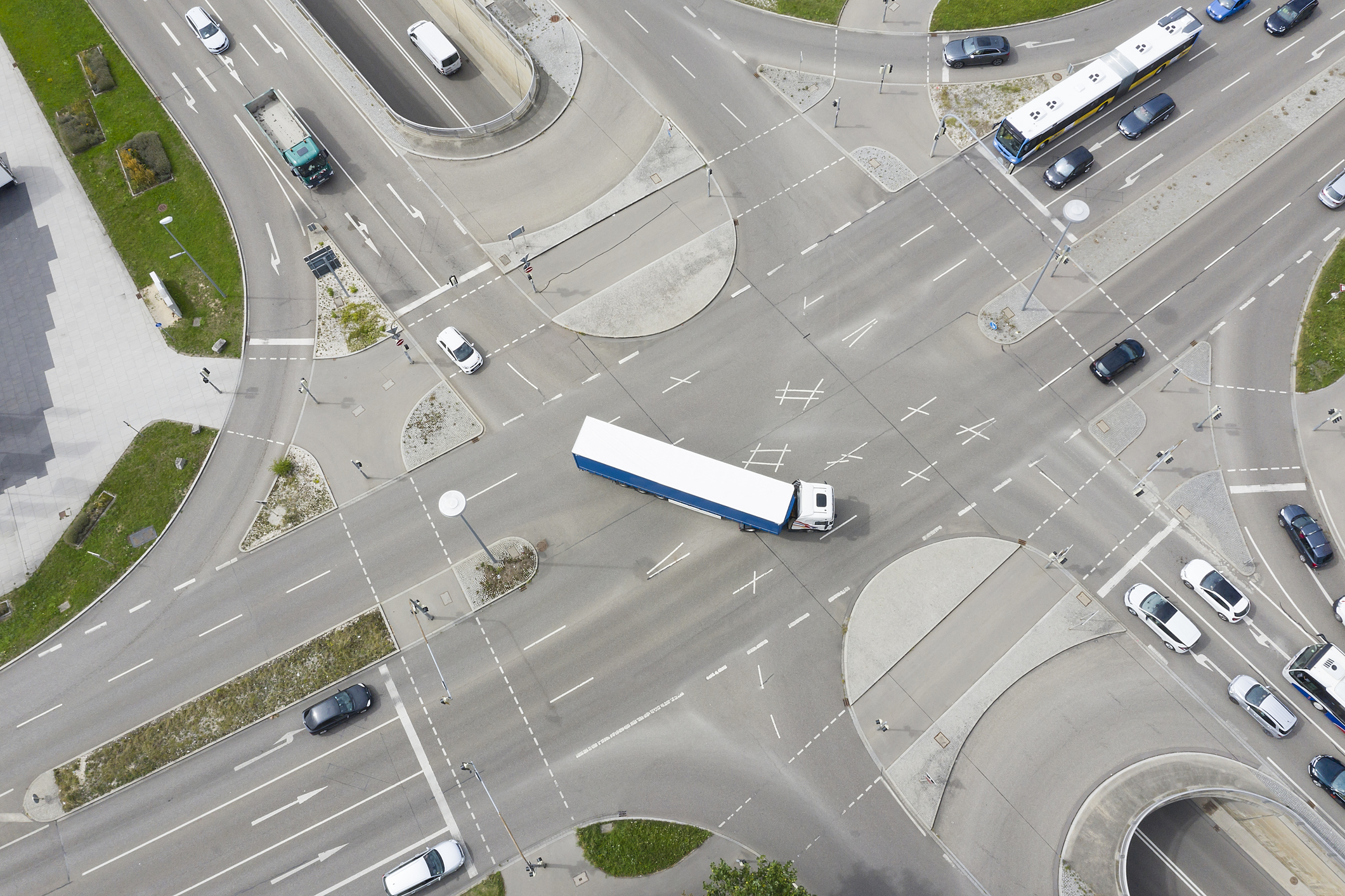 Semi truck turning in the middle of a large intersection - How do lawyers investigate jackknife truck accidents?